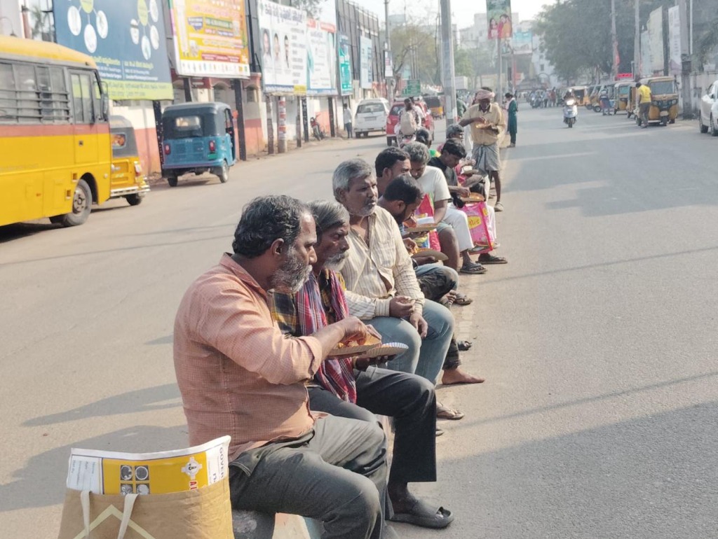 Narayana Seva Dal volunteers serving food to those in need